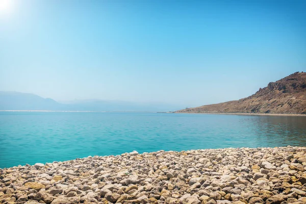 İyileşen ölü denizin kayalık kıyısı, Judea İsrail