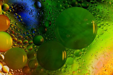 parlak renkli soyut arkaplan, su yüzeyinde yağ damlaları, makro fotoğrafçılık
