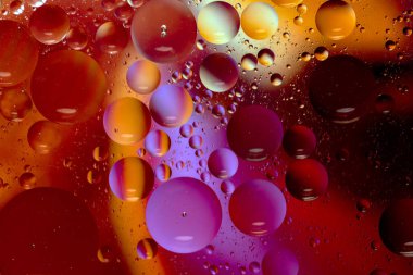 parlak renkli soyut arkaplan, su yüzeyinde yağ damlaları, makro fotoğrafçılık