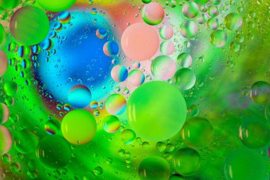 parlak renkli soyut arkaplan, su yüzeyinde yağ damlaları, makro fotoğrafçılık