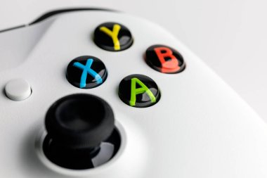 Beyaz arka planda beyaz bir oyun alanının parçası, video oyunları için joystick, yakın plan.