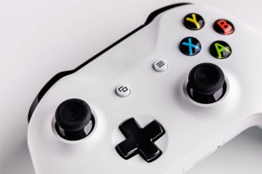 Beyaz arka planda beyaz oyun sahası, video oyunları için joystick, yakın plan