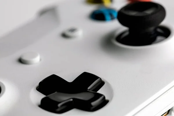 白い背景の白いゲームパッドの一部 ビデオゲームのためのジョイスティック クローズアップ — ストック写真
