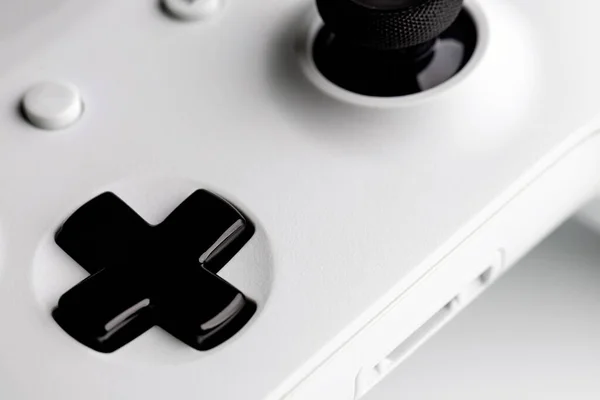白い背景の白いゲームパッドの一部 ビデオゲームのためのジョイスティック クローズアップ — ストック写真