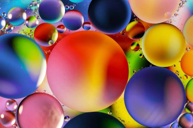 parlak renkli soyut arkaplan, su yüzeyinde yağ damlaları, makro fotoğrafçılık
