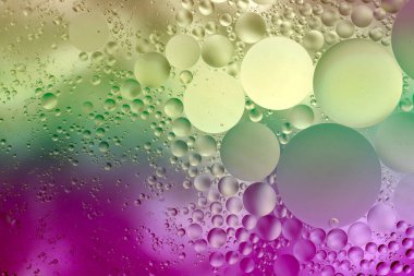 parlak renkli soyut arkaplan, su yüzeyinde yağ damlaları, makro fotoğrafçılık