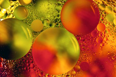 parlak renkli soyut arkaplan, su yüzeyinde yağ damlaları, makro fotoğrafçılık