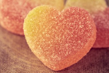 Lezzetli marmelat şekerlemeleri ve turuncu kalp şeklinde şekerler.