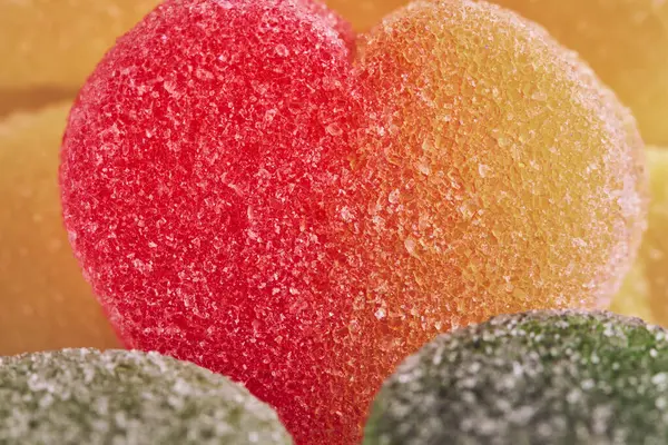 オレンジ色の心臓の形をした砂糖の美味しいマーマレードキャンディー クローズアップ — ストック写真