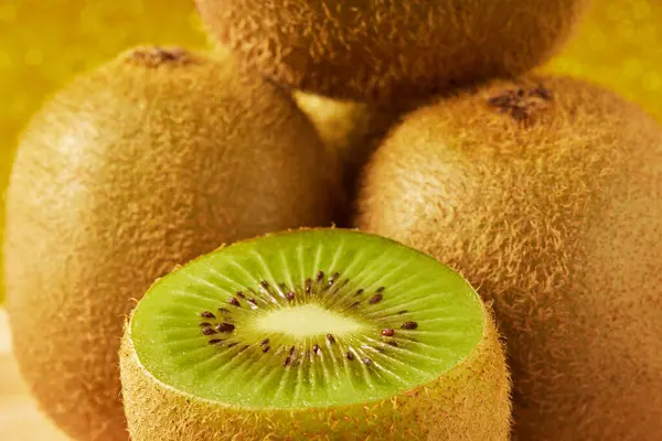 Mehrere Voll Und Halbreife Und Süße Kiwi Früchte — Stockfoto