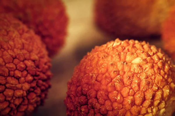 Group Ripe Lychees Exotic Fruit Photographed Close Wooden Tabletop Macro — Stock Photo, Image