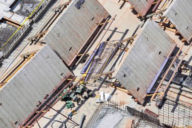 Eski sökülmüş iskeleler, inşaat konsepti var.