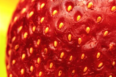 Olgun çilekli makro fotoğraf, vitaminler ve sağlık konsepti.