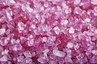 Pembe tuz kristalleri yakın plan, üst görünüm, makro fotoğrafçılık, seçici odak, dizayn için doğal pembe arkaplan