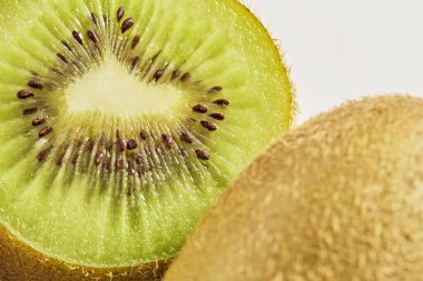 Çok lezzetli kivi meyvesi kesimi, sağlıklı beslenme konsepti, makro fotoğraf.