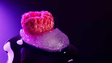 Buz küpünde donmuş ahududu, güzel, alışılmadık ışıklandırma, makro fotoğraf, yemek sanatı fotoğrafçılığı.