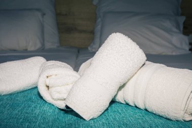 Beyaz Terry spa havluları, kaplıca konsepti.