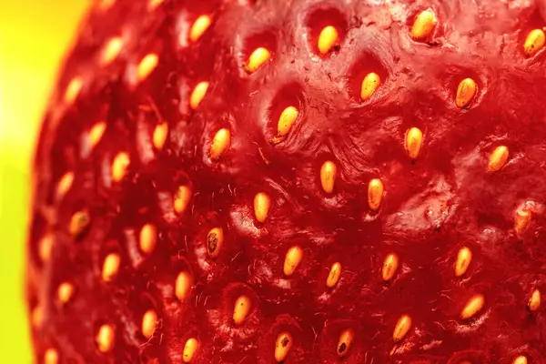 Olgun çilekli makro fotoğraf, vitaminler ve sağlık konsepti.