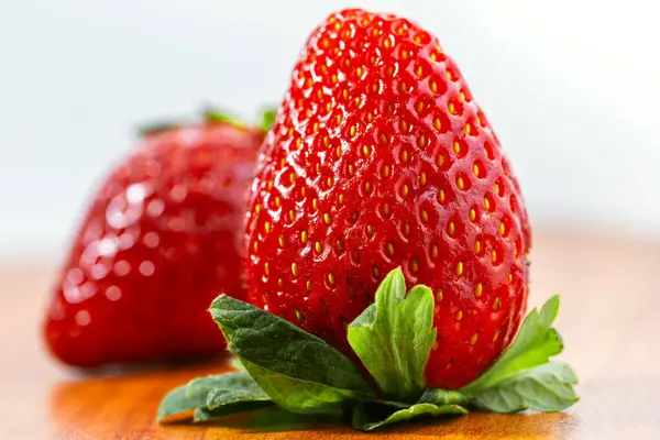Olgun, çok tatlı çilek fotoğrafı yakın çekim, makro fotoğraf, vitaminler ve sağlık konsepti.