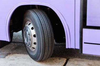 Mor turist otobüsünün bir parçası, yakın plan.