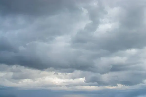 Bulutlu ve fırtınalı bir bahar sabahı, doğal arka plan kavramı