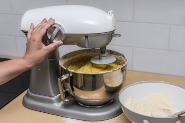 Mutfak gezegen mikseri hamur yapmak için kullanılır, ki bu da lezzetli hamur işleri pişirme sürecinin adımlarından biridir.