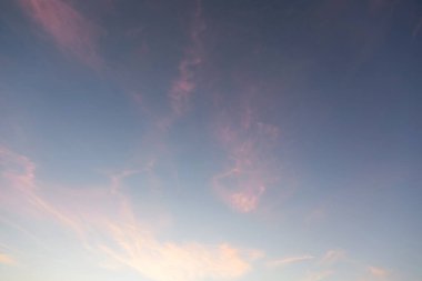 Güzel pembe bulutları, güzel doğal arka planı olan gökyüzü.