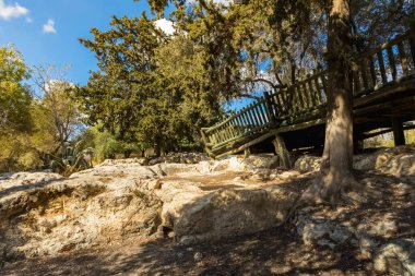 İsrail 'in doğusundaki Judean Dağları' ndaki ulusal parktaki gözlem güvertesine eski ahşap bir köprü.
