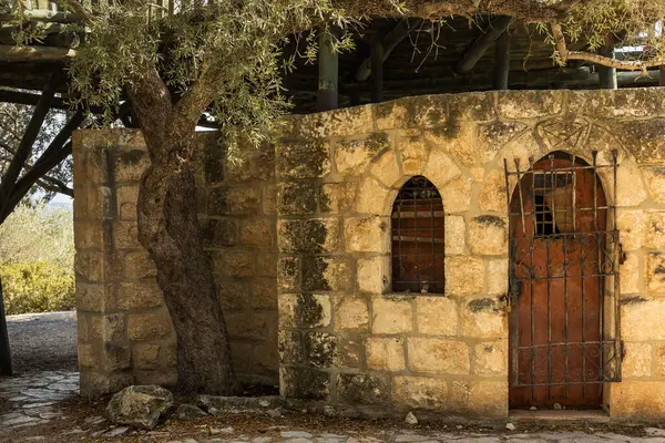 Judean Dağları 'ndaki gözlem güvertesine yakın antik bir taş ev.