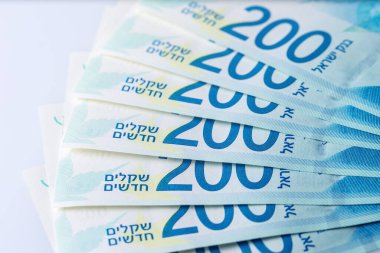 200 şekel değerinde banknotlar, beyaz bir fanda katlanmış, yeni İsrail parası, kavramsal fotoğraf