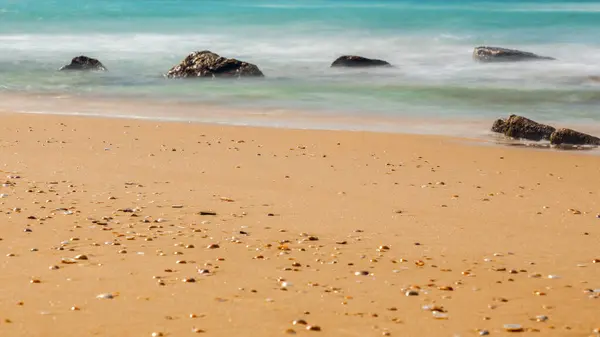 Kayalık Akdeniz kıyısı, sıcak bir yaz gününde uzun bir pozlama sırasında fotoğraflandı.