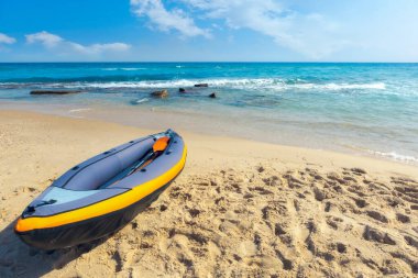 Akdeniz 'in güzel sıcak plajı, deniz manzarası, seyahat ve rahatlama kavramı, arka plan olarak kullanılabilir.