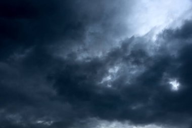 Şiddetli bir sağanak öncesi kara bulutlar belirir ve dramatik gökyüzünün soyut bir fotoğrafını yaratır.