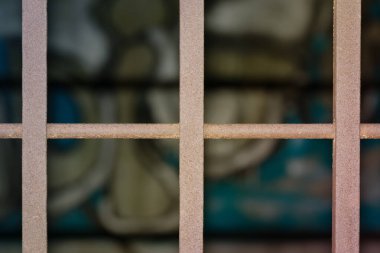 Eski, paslı bir metal ızgaranın yakın plan fotoğrafı.