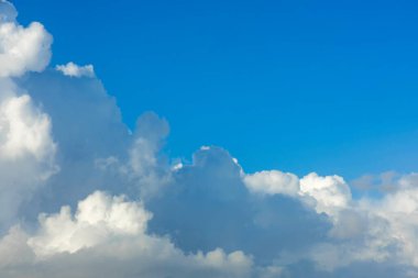 Pofuduk kümülüs bulutlarıyla açık mavi gökyüzü bulutlu gökyüzünün güzel doğal arkaplanı