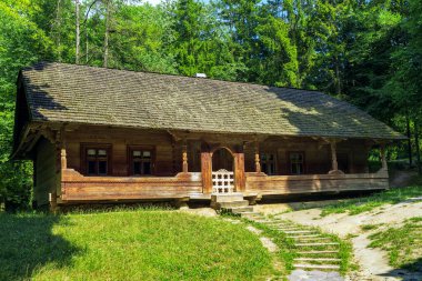 Lviv 'deki bir milli parktaki eski bir Ukrayna evi, Halk Mimarisi Müzesi ve Ukrayna' daki Everyday Life, Shevchenko denen adam.