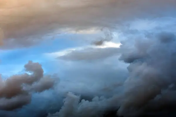 Fotoğraf fırtınadan önce çekildi. Gökyüzü kasvetli ve dramatik