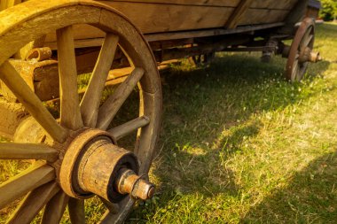 Tahta tekerlekler üzerinde eski ahşap bir arabanın parçası. Atlar tarafından dizginlenen taşıma ve nakliye için eski bir taşıt.