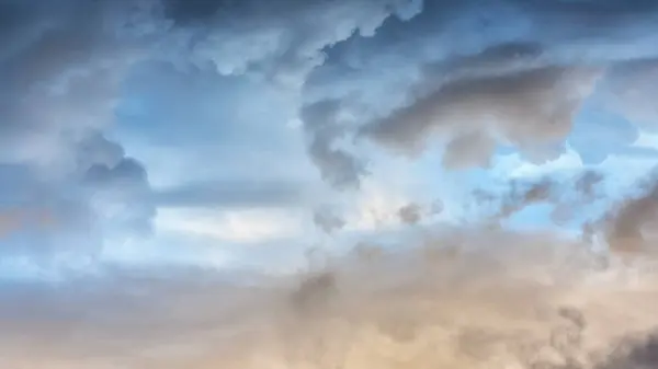 Yumuşak gök gürültüsü bulutlarının güzel soyut arkaplanı, arka plan olarak kullanılabilir.