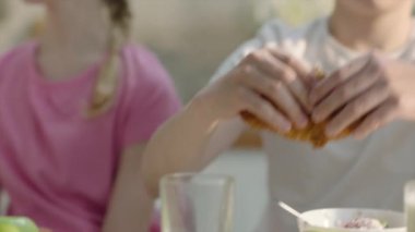 Mutlu erkek ve kız kardeşler masada oturup sağlıklı bir kahvaltı yapıyorlar. Yüksek kalite 4k görüntü