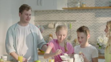 Mutlu bir aile evde sağlıklı bir kahvaltı yapıyor. Anne, baba ve çocuklar. Yüksek kalite 4k görüntü