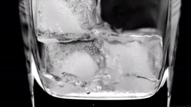 Bardağa buzla su dökerek. Yüksek kalite 4k görüntü