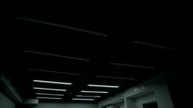 Ofisteki LED ışıkları yanıyor. Yüksek kalite 4k görüntü