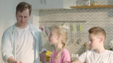 Evde aile kahvaltısı, mutlu baba, çocuklar ve anne. Yüksek kalite 4k görüntü