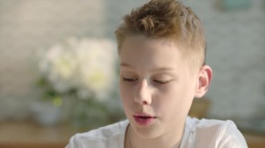 Kahvaltıda taze portakal suyu içen çocuk portresi. Yüksek kalite 4k görüntü