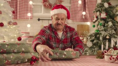 Noel Baba 'nın hediye kutuları ve tatil tatlıları evde, yüksek kaliteli 4K kamera görüntüleri.