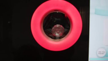 Plastik şişeyi geri dönüşüm sistemine koymak, barkodu taramak ve otomatik olarak şehirdeki geri dönüşüm kutusuna gitmek.