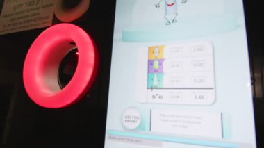 Plastik şişeyi geri dönüşüm sistemine koymak, barkodu taramak ve otomatik olarak şehirdeki geri dönüşüm kutusuna gitmek.