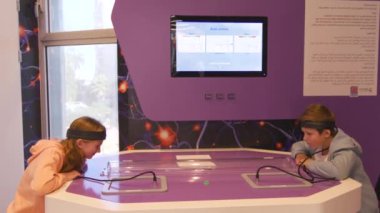 Çocuklar zihin gücüyle nesneleri hareket ettiriyorlar. Yüksek kalite 4k görüntü