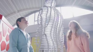 Modern tıp ve bilim müzesi. Okul çocukları sergiyi ziyaret ediyor. Yüksek kalite 4k görüntü